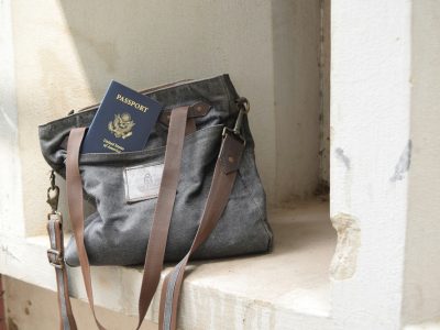 bolsa con pasaporte dentro